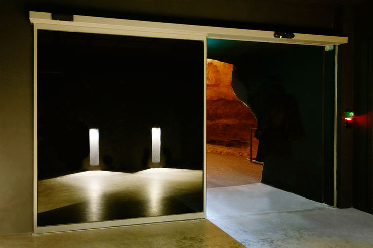 Ingang van de replica-grotten met automatisch Slimdrive SL NT schuifdeursysteem. Foto: Jean-Luc Kokel voor GEZE GmbH