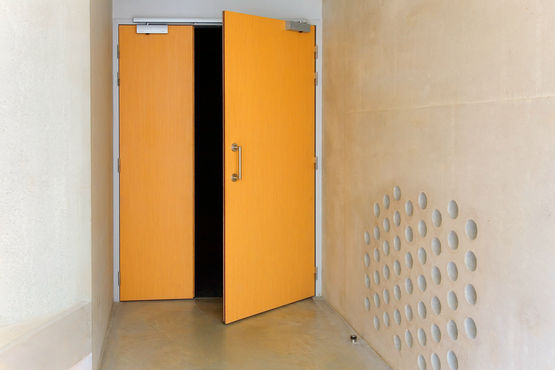 Ingang van de educatieve hindernisbaan via een handmatige asymmetrisch gedeelde brandbeveiligingsdeur. Foto: Jean-Luc Kokel voor GEZE GmbH