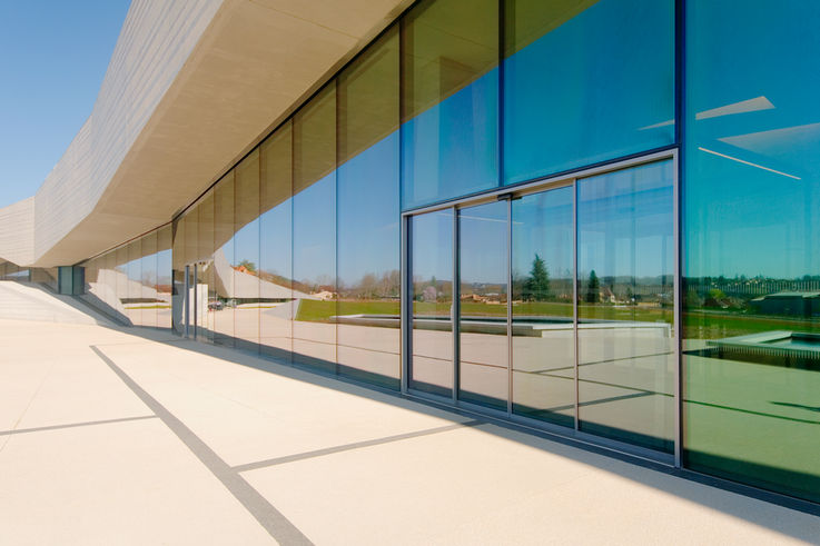 Glazen gevel van het internationale centrum voor grotschilderingen. Foto: Jean-Luc Kokel voor GEZE GmbH