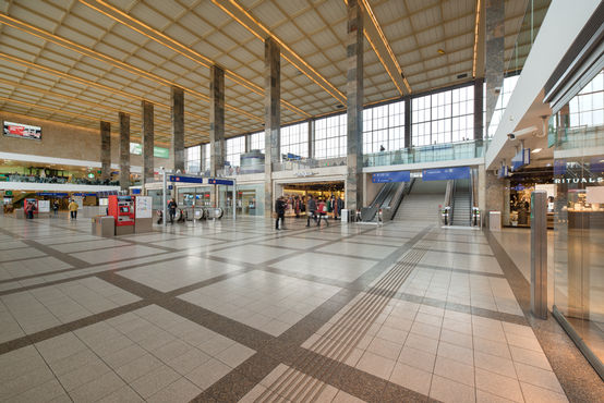 A bécsi Westbahnhof hatalmas előcsarnoka. Fénykép: Sigrid Rauchdobler a GEZE GmbH megbízásából