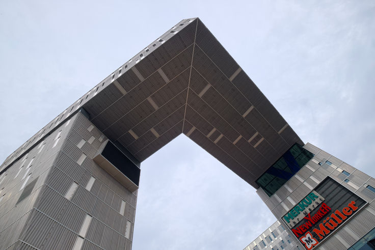 Widok na wiedeński dworzec kolejowy Westbahnhof ze słynnym elementem architektonicznym „Wolkenspange”. Zdjęcie: Shutterstock