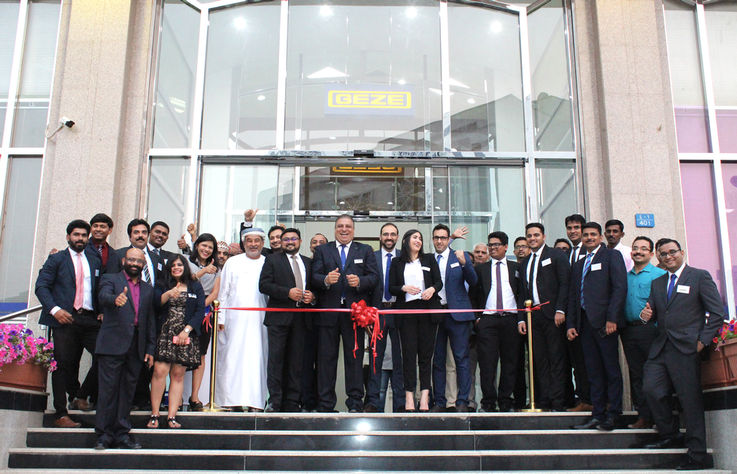 Die Eröffnung des neuen Showrooms am Standort von GEZE-SAND STONE am 26. Februar 2018 mit 200 Führungskräfte aus der Bau- und Designbranche.