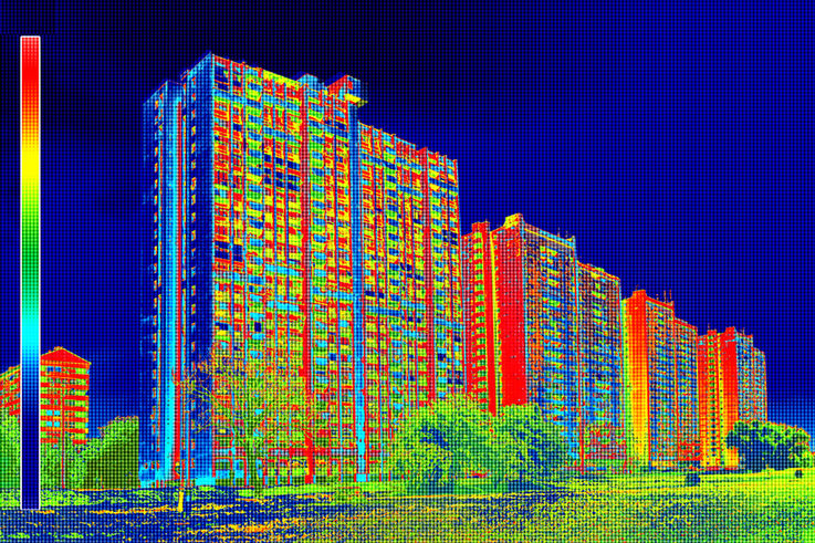 Les images de thermographie permettent aux spécialistes de tout savoir sur les pertes de chaleur et d'énergie sur une façade. Les zones foncées indiquent de faibles pertes, les zones jaunes des pertes moyennes et les zones rouges des pertes de chaleur élevées.