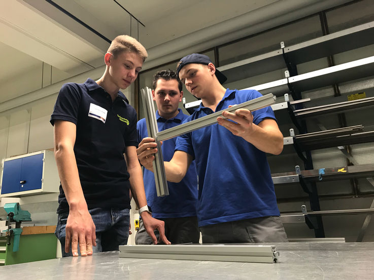 THW Youth visiting GEZE