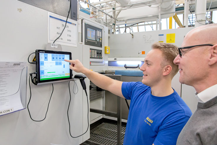 In addition to small-series assembly, colleagues such as Luca Botta also benefit from the tablet application in piston production with division manager Markus Lang. 