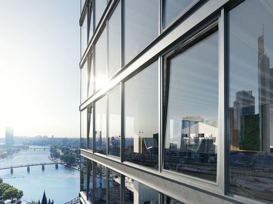I design moderni delle facciate puntano su elementi di finestre a tutta a altezza, che effondono le stanze di luce naturale e comfort massimi. 