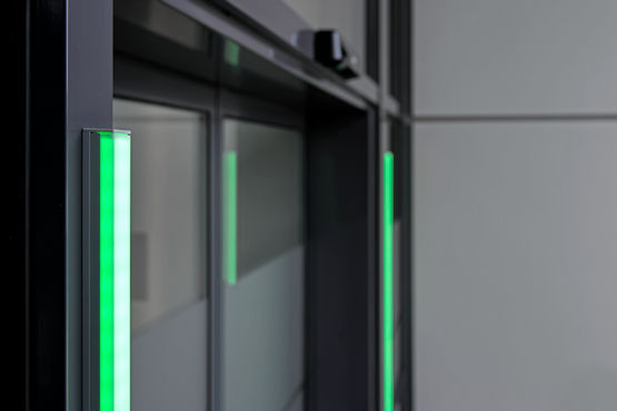 Las puertas automáticas se pueden reequipar fácilmente con el sistema de control de admisiones GEZE Counter
