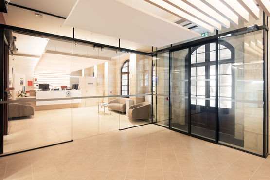 A bright reception area thanks to automatic all-glass sliding doors.
