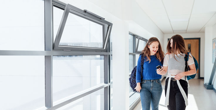 Le système de ventilation naturelle avec des fenêtres motorisées assure un climat intérieur sain et hygiénique. 