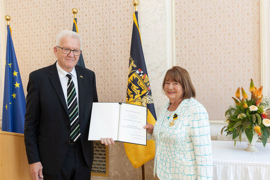 El presidente del Estado federado Winfried Kretschmann con Brigitte Vöster-Alber en la ceremonia del Palacio nuevo de Stuttgart.