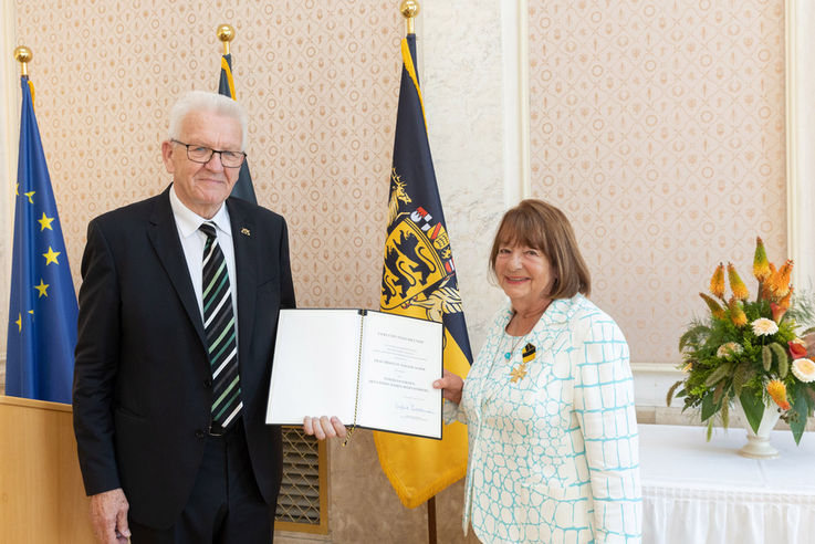 Ministerpræsident Winfried Kretschmann med Brigitte Vöster-Alber ved ceremonien i Neues Schloss i Stuttgart.