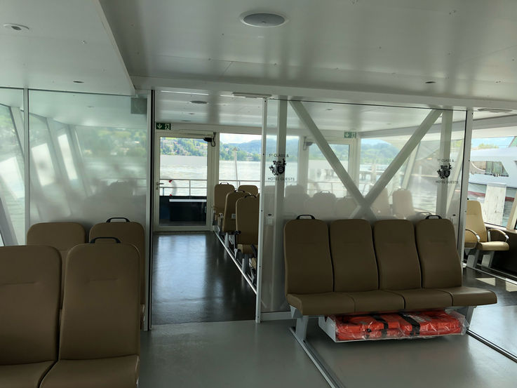 Porte coulissante de GEZE dans la navette du Bürgenstock.