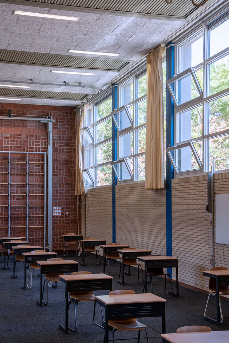 Une solution de ventilation pratique et conviviale : les motorisations de fenêtre du collège Praedinius sont connectées à des capteurs de la qualité d'air et s'ouvrent automatiquement dès que la qualité de l’air diminue.