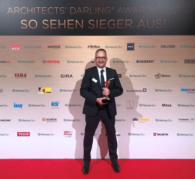 Marco Zaoral, Teamleiter Internal Building Project Consulting, mit dem goldenen Award für Sicherheitstechnik/Zutrittskontrolle.