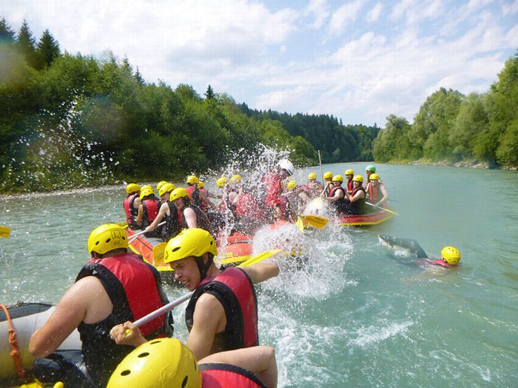 Auf die Boote, fertig, los: Einige Teilnehmer konnten sich beim Soft-Rafting in der Iller erfrischen.