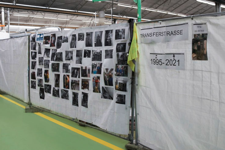 Hoarding with memories against the backdrop of the dismantling of the transfer line.