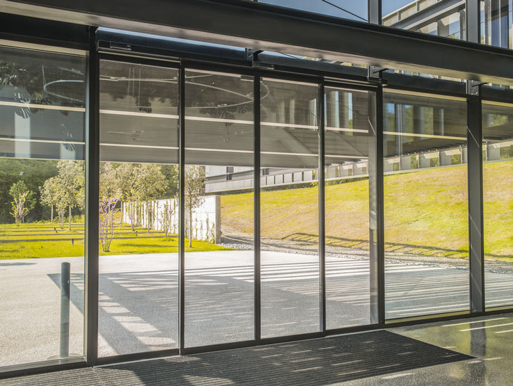 Dzięki niewielkiej wysokości konstrukcyjnej, wynoszącej zaledwie 7 cm, Slimdrive SL NT w kolorze czarnym doskonale wpisuje się w minimalistyczną koncepcję projektową budynku.