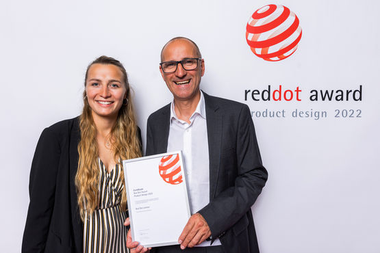 GEZEn liiketoimintaratkaisupäällikölle Thomas Lehnertille ja validointiosaston Anna Zündelille luovutetaan juhlallisesti Red Dot Award -palkinto.
