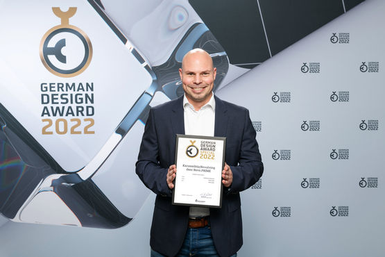 Florian Bäuerlein, konzultant pre úsek objektov spoločnosti GEZE, s nemeckým ocenením za dizajn v kategórii Excelentný dizajn produktu za karuselové dvere Revo.PRIME