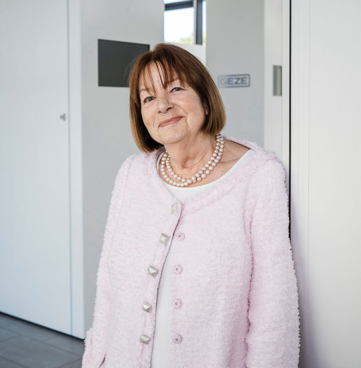 Brigitte Vöster-Alber, bis 2020 geschäftsführende Gesellschafterin der GEZE GmbH, freut sich über die Aufnahme in der Handelsblatt Hall of Fame.