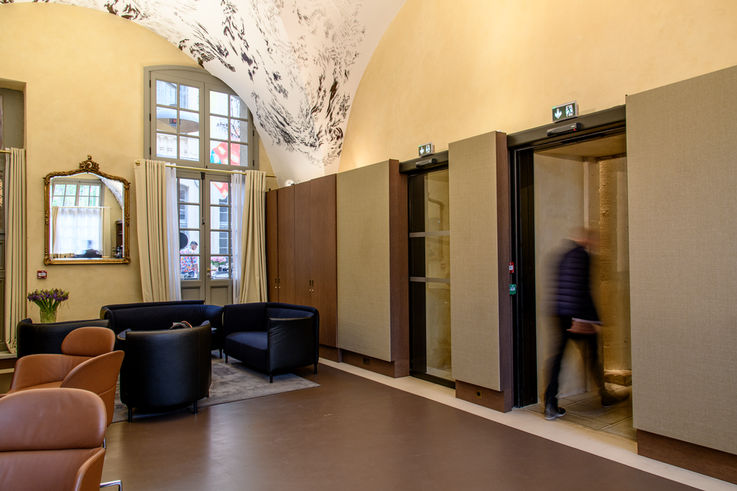 Det barrierefrie og berøringsfrie inngangspartiet er utstyrt med GC 363 kombimelder.