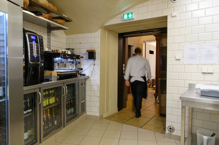 Hygiënisch en praktisch tegelijk: de schuifdeur naar de keuken wordt met een voetschakelaar bediend.