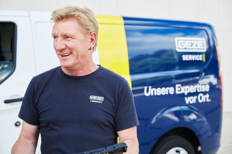 Portret servis tehničara Michaela Meyera ispred servisnog automobila tvrtke GEZE