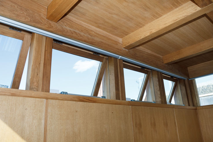 GEZE installed 16 Slimchains in the lobby, conference room and reception area of the Jesus College.
