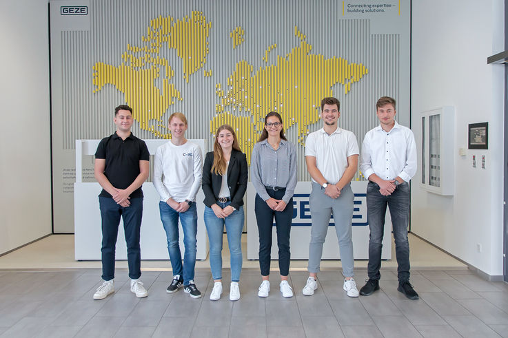 Group picture of the dual students in the GEZE showroom