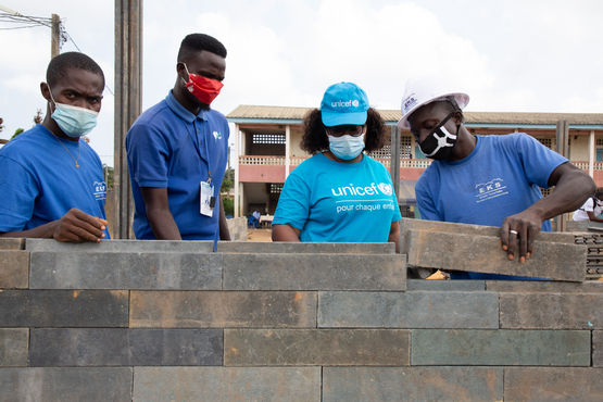 Koulun rakentaminen muovitiilistä Yopougonissa, Abidjanin esikaupungissa Norsunluurannikon eteläosassa. 