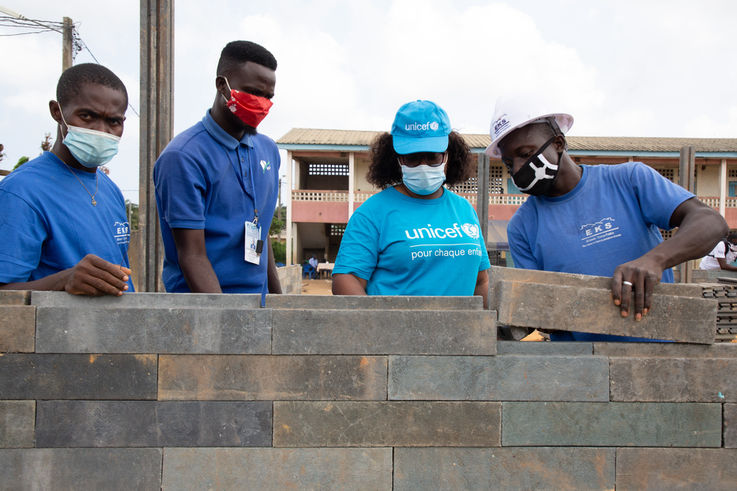Bau einer Schule aus Plastikziegeln in Yopougon, einem Vorort von Abidjan im Süden von Côte d'Ivoire. 