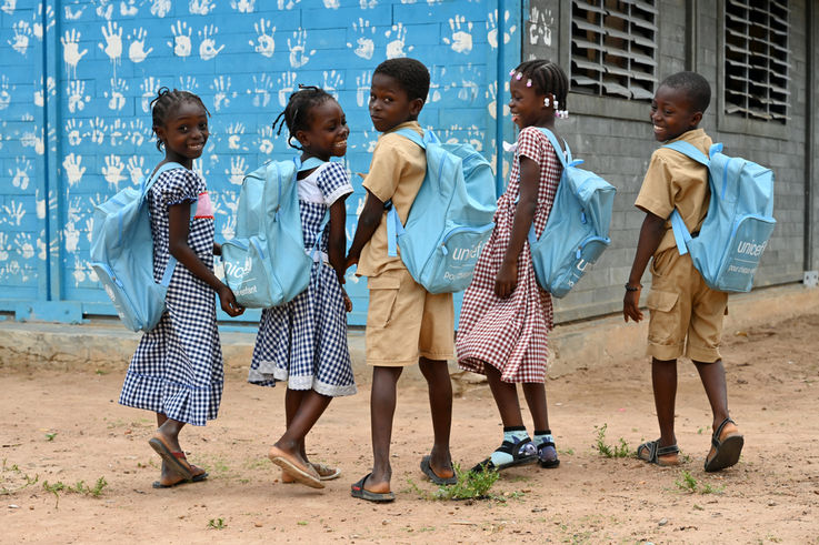 Kinder auf dem Spielplatz ihrer Schule in Sakassou, die aus recycelten Plastikziegeln gebaut wurde.