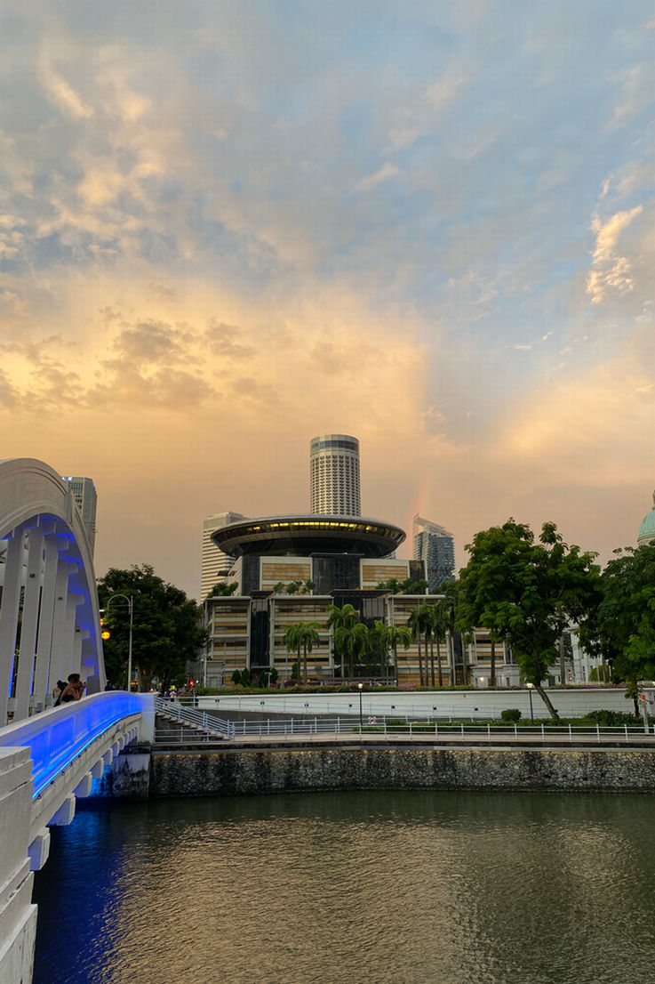 Das moderne Singapur mit Blick auf den Supreme Court in Form einer fliegenden Untertasse.