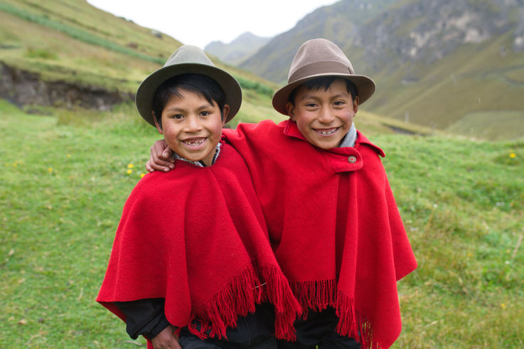 Portrait zweier peruanischer Jungen auf der Wiese