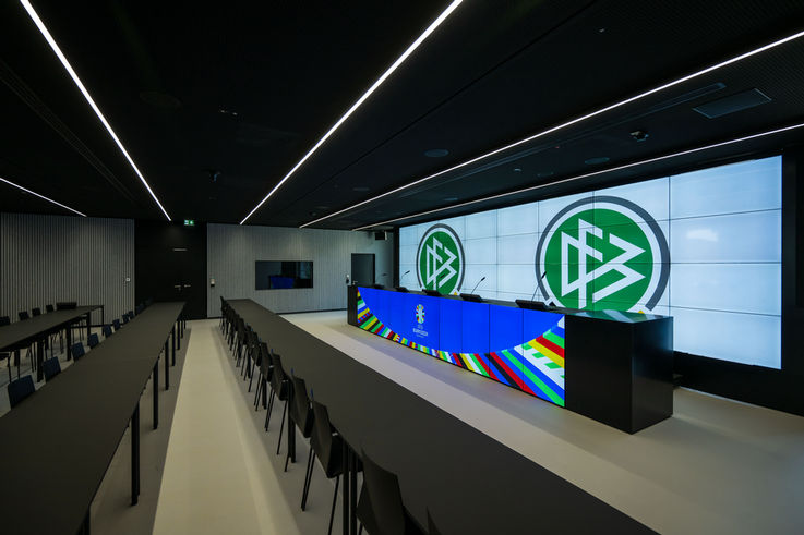 Blick in den Bereich für Pressekonferenzen in der DFB-Zentrale mit Notausgang im Hintergrund.