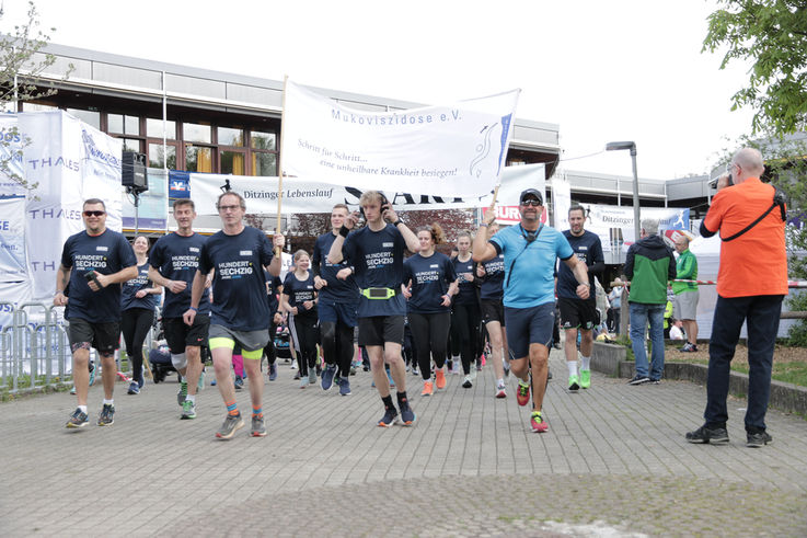 GEZE Mitarbeiter laufen beim Ditzinger Lebenslauf