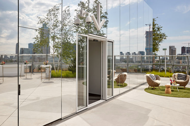 Vue d’une porte coulissante ouverte vers le toit-terrasse