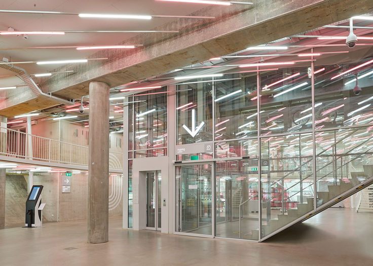 Aanzicht schuifdeuren naar het trappenhuis in het kunstdepot van het museum Boijmans Van Beuningen