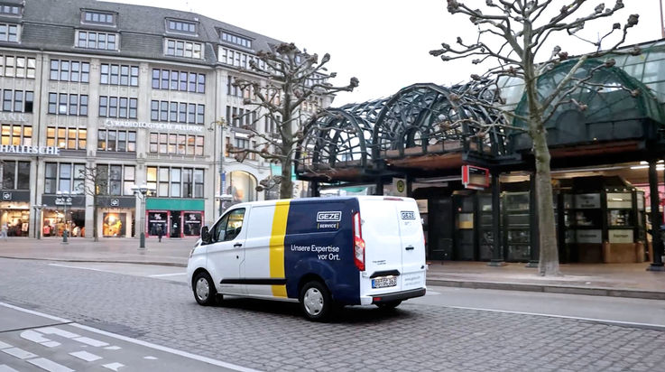 Ansicht GEZE Montagewagen auf einer Straße