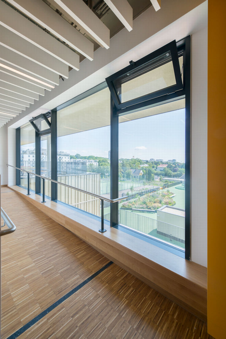 Detaljvisning av et vippet vindu ved skolesentret Mittelschule Grundäckergasse i Wien.