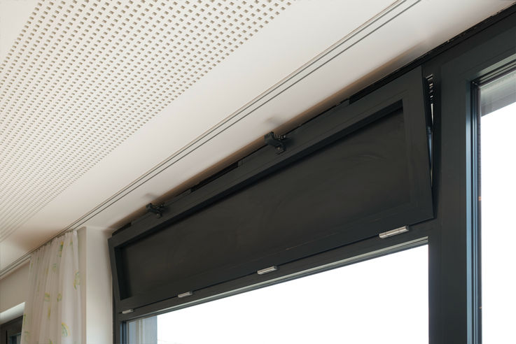 Vista detallada de una ventana abatida en el centro escolar Mittelschule Grundäckergasse de Viena