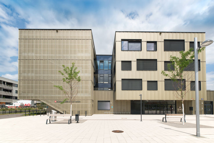 Buitenaanzicht van het schoolcentrum Grundäckergasse in Wenen