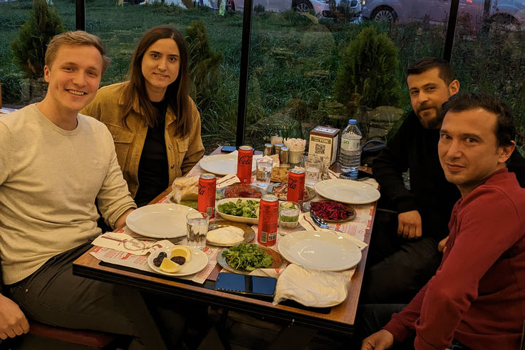 Jonas Sehmsdorf, GEZE Trainee, beim Abendessen am Tisch mit 3 weiteren Personen