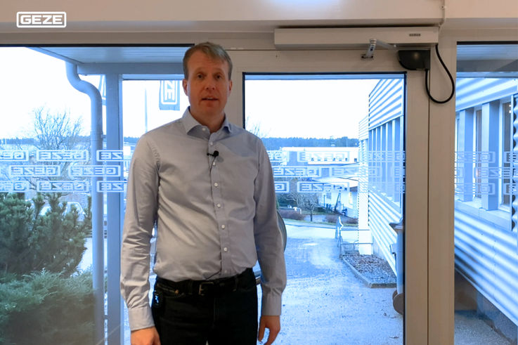 Noskatieties, kā GEZE pārdošanas inženieris Magnus Gupefjäll demonstrē pilnīgu drošību saskaņā ar EN16005 automātiskajām durvīm