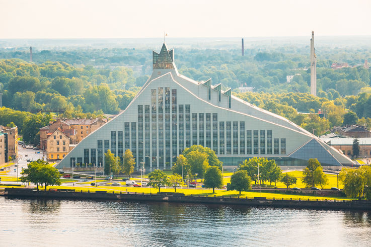 GEZE-automatisk dør forbedrer komfort og barrièrefrihet i det nye og moderne nasjonalbiblioteket i Riga, Latvia.