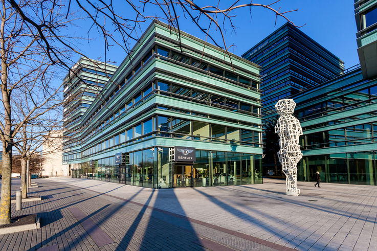 GEZE glassveggløsningen er integrert inn i utstillingsrommet i Bentley-bygningen i Vilnius, Litauen.