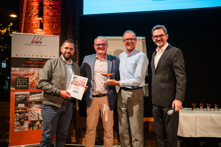 Felix Thimm, Branch Officer North and Christian Schulze Dieckhoff, Director Field Sales Germany at GEZE, are presented with the special prize for sustainability by EBH AG.