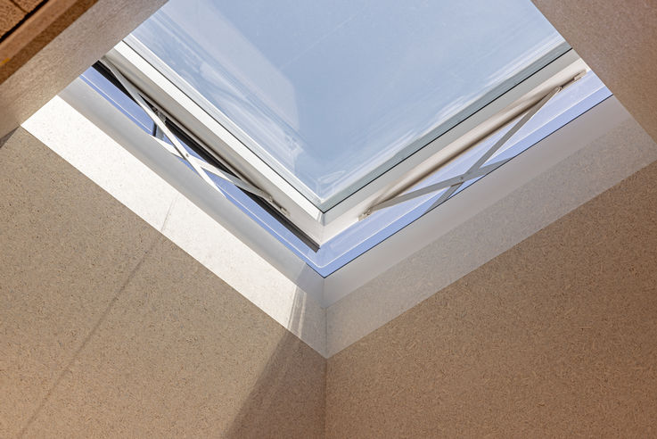 Ansicht eines gekippten Dachfensters von unten