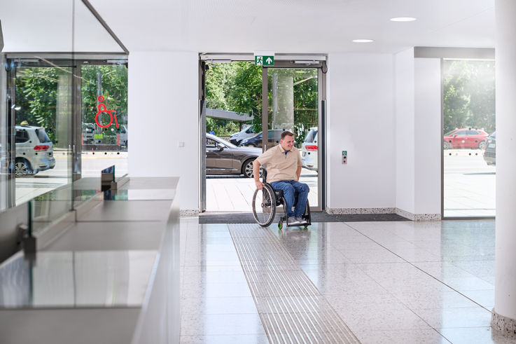 GEZE Powerturn-Drehtürantrieb im Klinikum Stuttgart