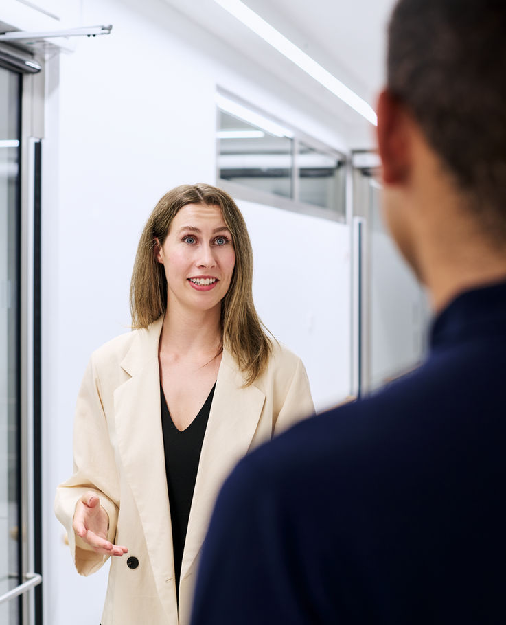 Dva GEZE stručnjaka stoje jedan ispred drugoga i razgovaraju jedan s drugim